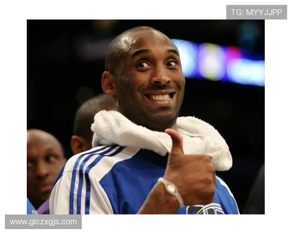 双人头像展现足球明星女性魅力与风采的艺术作品